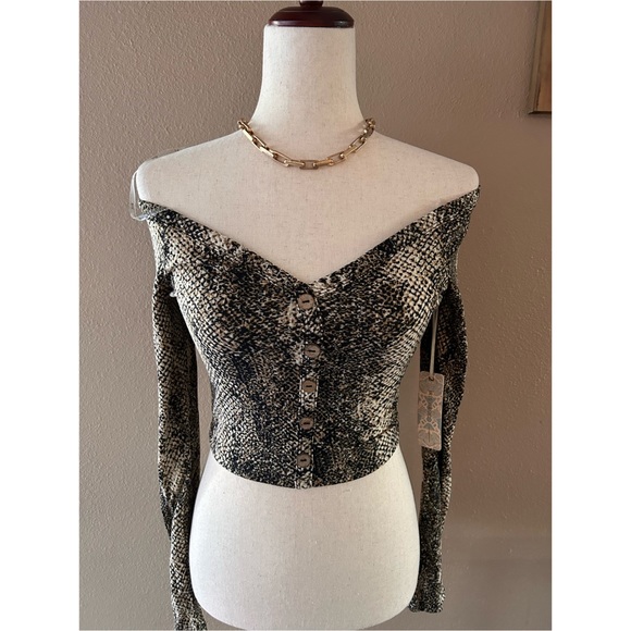 Tops - Off the shoulder snake print top